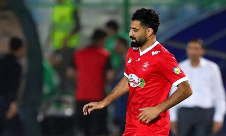 مدافع پرسپولیس به یاد امید جهان وارد زمین شد مدافع پرسپولیس به یاد امید جهان وارد زمین شد