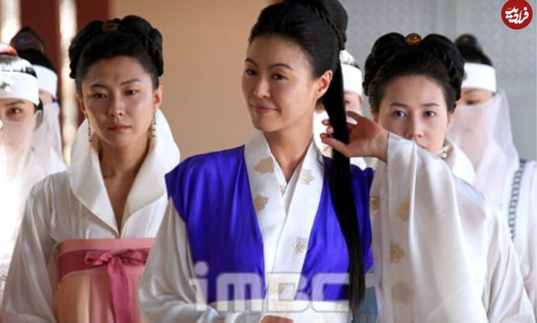 عکس| سفر به تاریخ؛ عکس یادگاری «بانو یومیول» و «کارگردان» در پشت‌صحنه سریال «جومونگ»