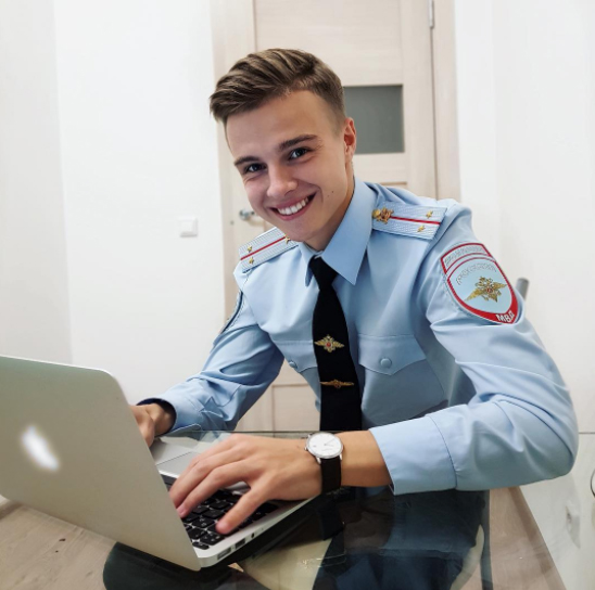 پلیس خوش تیپی که همه را عاشق خود کرد (عکس) پلیس خوش تیپی که همه را عاشق خود کرد (عکس)