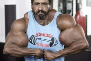 نگاه روز| بازوهای این مرد بدنساز نیم متر است + عکس بازوهای این مرد بدنساز نیم متر است + عکس