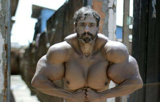 بازوهای این مرد بدنساز نیم متر است + عکس بازوهای این مرد بدنساز نیم متر است + عکس