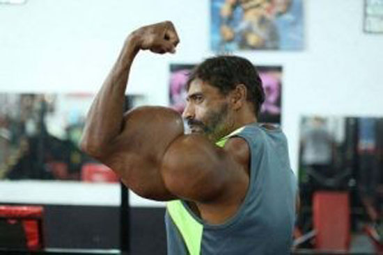 بازوهای این مرد بدنساز نیم متر است + عکس بازوهای این مرد بدنساز نیم متر است + عکس