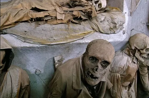 10 گورستان رازآلود در جهان که مو را به تن سیخ می کند + عکس
