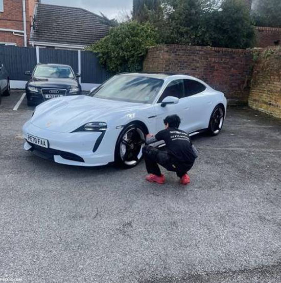 پسری که وسواسی بودنش او را پولدار کرد + عکس