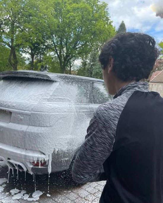 پسری که وسواسی بودنش او را پولدار کرد + عکس