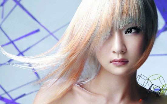 خانم جذاب و خوش اندام که در 47 سالگی شبیه یک دختر جوان است + عکس