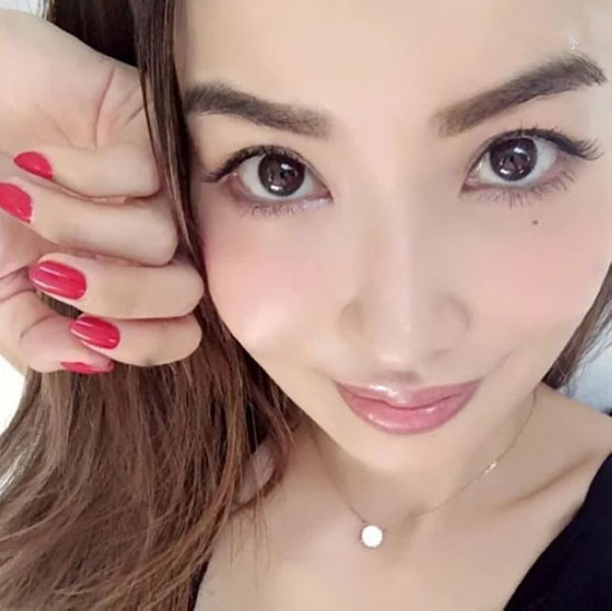 خانم جذاب و خوش اندام که در 47 سالگی شبیه یک دختر جوان است + عکس