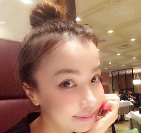 خانم جذاب و خوش اندام که در 47 سالگی شبیه یک دختر جوان است + عکس