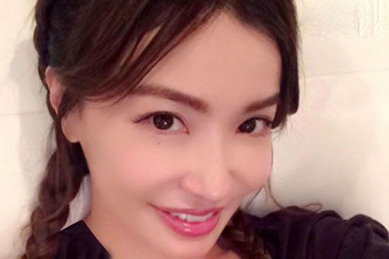 خانم جذاب و خوش اندام که در 47 سالگی شبیه یک دختر جوان است + عکس