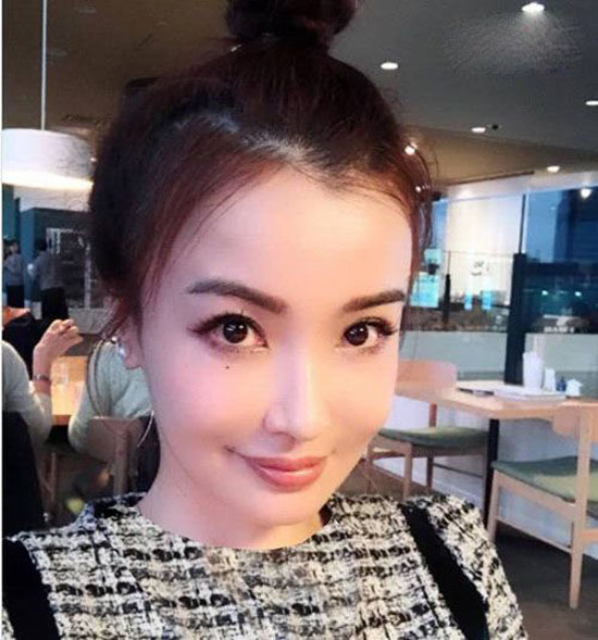 خانم جذاب و خوش اندام که در 47 سالگی شبیه یک دختر جوان است + عکس