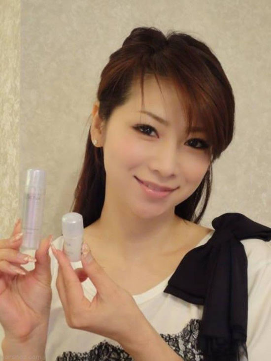 خانم جذاب و خوش اندام که در 47 سالگی شبیه یک دختر جوان است + عکس