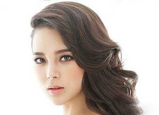 خانم جذاب و خوش اندام که در 47 سالگی شبیه یک دختر جوان است + عکس