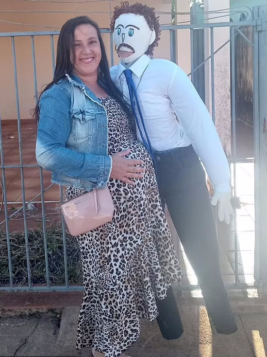 ازدواج عجیب این زن با عروسک و بچه دار شدنش