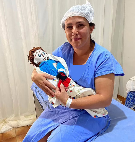 ازدواج عجیب این زن با عروسک و بچه دار شدنش