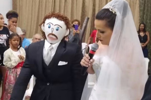 ازدواج عجیب این زن با عروسک و بچه دار شدنش