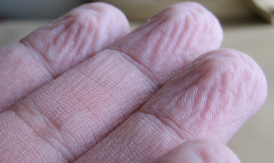 انگشتان چروکیده ، کارهای عجیب بدن انسان