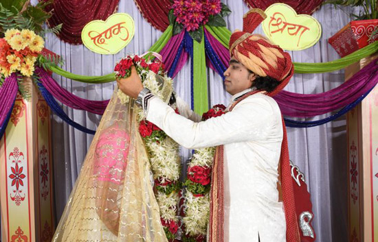 عروس و داماد باید تاج و یا حلقه گل را با هم رد و بدل کنند ، مراسم ازدواج ، عروسی در هند