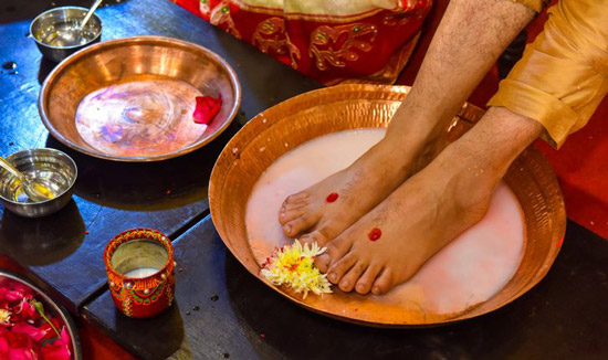 پاهای داماد با شیر و عسل شسته می شود ، مراسم ازدواج ، عروسی در هند