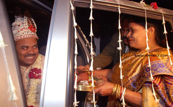 مادر عروس، بینی داماد را می کشد ، مراسم ازدواج ، عروسی در هند