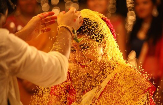 عروس برنج روی سرش می ریزد ، مراسم ازدواج ، عروسی در هند