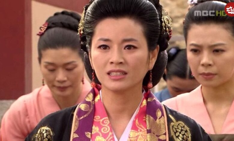 عکس| سفر به تاریخ؛ عکس یادگاری «مادر تسو» با هواداران در پشت صحنه سریال «جومونگ»