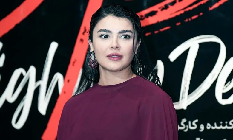 رز ایزدی با استایلی متفاوت در یک مراسم سینمایی رز ایزدی با استایلی متفاوت در یک مراسم سینمایی