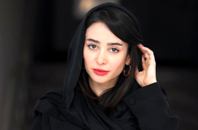 عکس روز| استایل ترندی الناز حبیبی با خاص‌ترین کیفی که دیده‌اید!
