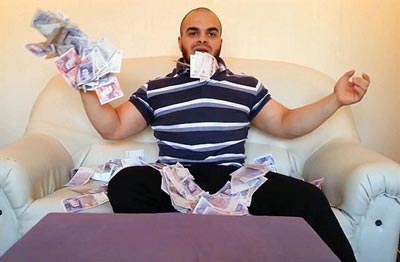 درآمد باورنکردنی یک محافظ شخصی (عکس)