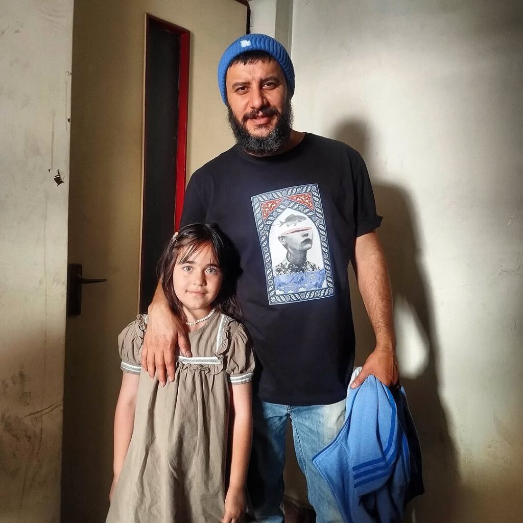 عکس روز| استایل خاص جواد عزتی در پشت صحنه سریال وحشی