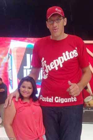 ازدواج عجیب زنی که یک متر از شوهرش کوتاهتره (عکس)