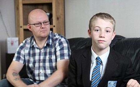 دانش آموزی که به خاطر مدل موهایش اخراج شد! (عکس) دانش آموزی که به خاطر مدل موهایش اخراج شد! (عکس)