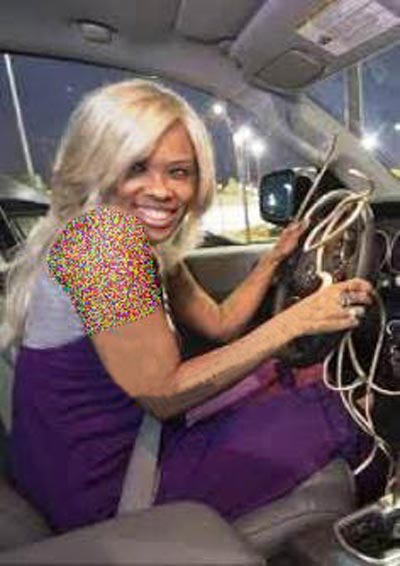 این زن با ناخن های 6 متری زندگی راحتی دارد (عکس)