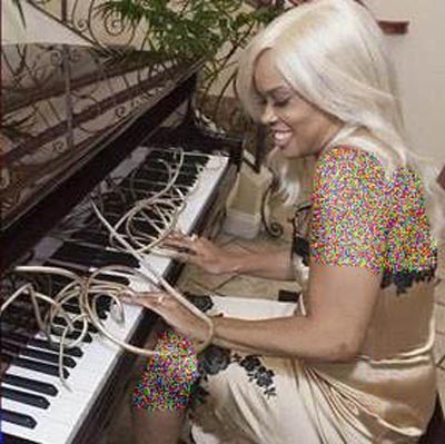 این زن با ناخن های 6 متری زندگی راحتی دارد (عکس)