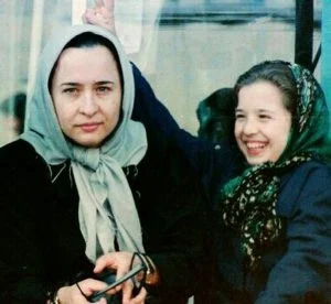 «عکس زیرخاکی از کودکی مهراوه شریفی‌نیا در کنار مادرش»