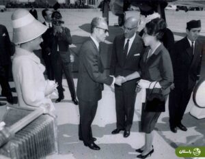 عکس سفر در زمان / استقبال «شاه و فرح پهلوی» از ملکه حمیرا در سال ۱۳۴۲