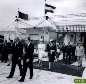 عکس سفر در زمان / استقبال «شاه و فرح پهلوی» از ملکه حمیرا در سال ۱۳۴۲