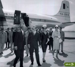 عکس سفر در زمان / استقبال «شاه و فرح پهلوی» از ملکه حمیرا در سال ۱۳۴۲