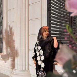 مرجانه گلچین دوباره در مرکز توجه؛ ترکیب رنگ مو و عبای شیک او حیرت‌انگیز است