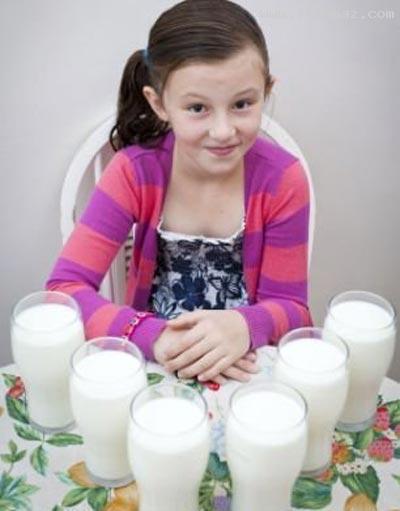 این دختر اگر در هر روز سه لیتر شیر نخورد، خواهد مرد این دختر اگر در هر روز سه لیتر شیر نخورد، خواهد مرد