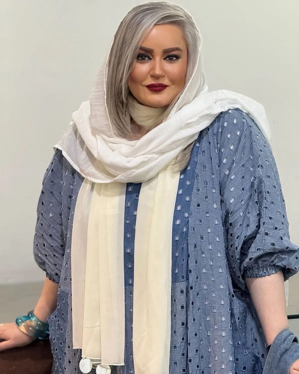 عکس | نگاهی به نعیمه نظام‌دوست غرقِ در هنرِ هوادارانش!