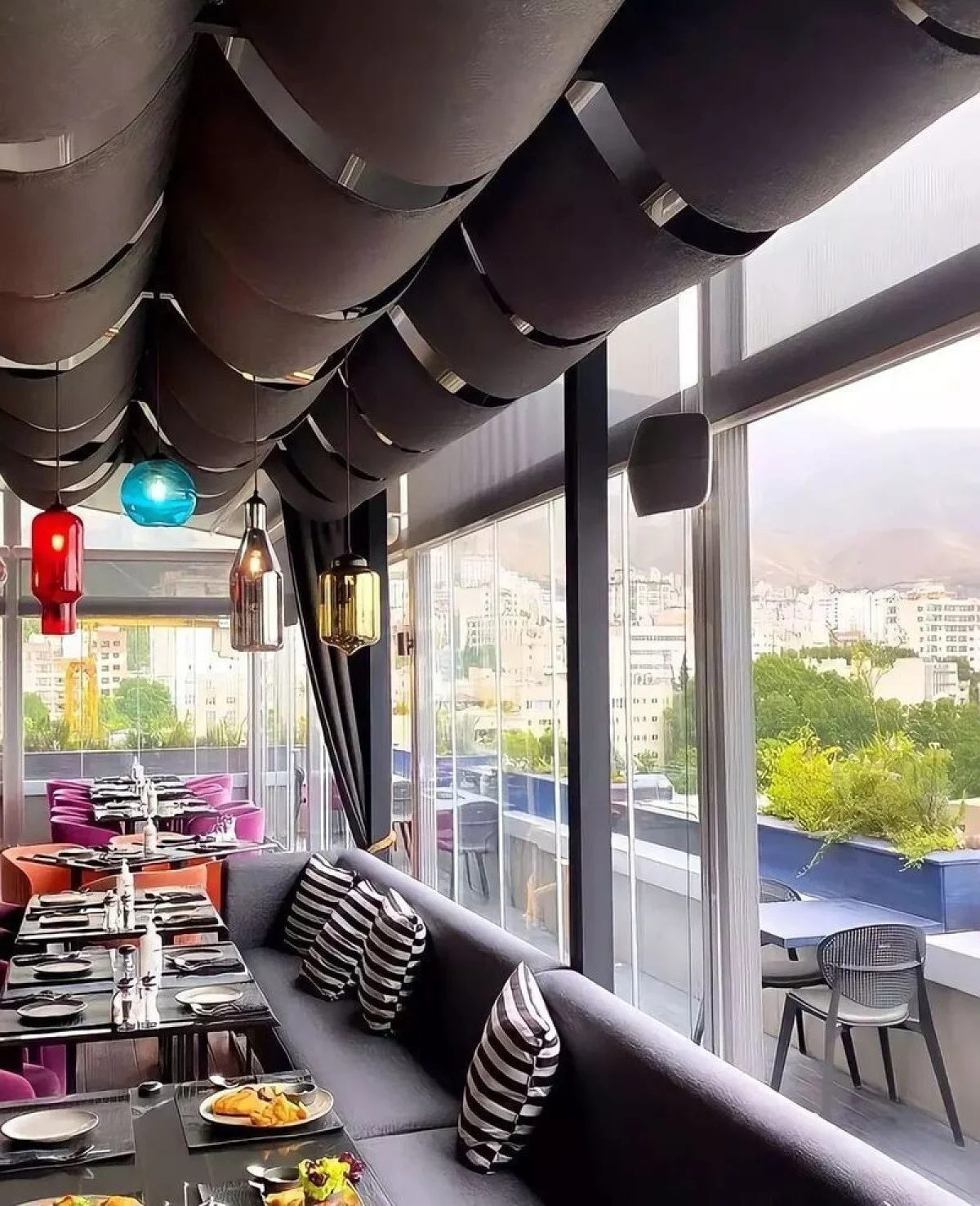 نگاهی به دکوراسیون مجلل و شاهانه کافه رستوران علی دایی در کامرانیه نگاهی به دکوراسیون مجلل و شاهانه کافه رستوران علی دایی در کامرانیه