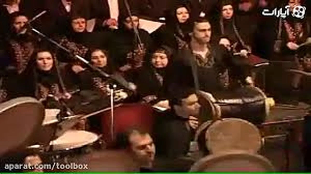 تیپ و استایل دیدنی یک خانم نوازنده در سال ۷۵ تیپ و استایل دیدنی یک خانم نوازنده در سال ۷۵