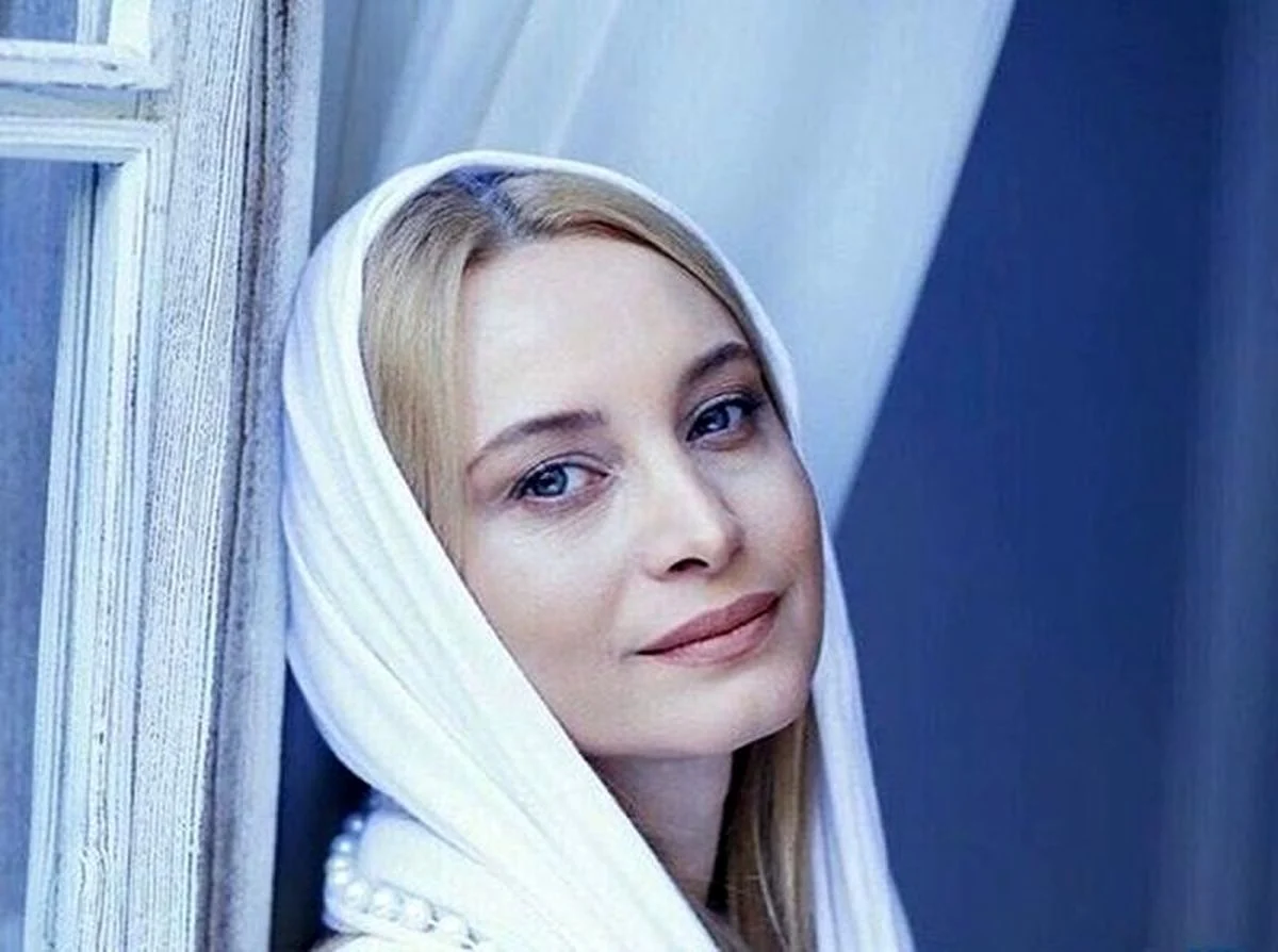 استایل مجلسی عمه خانم سریال فاصلهها در دبی استایل مجلسی عمه خانم سریال فاصلهها در دبی