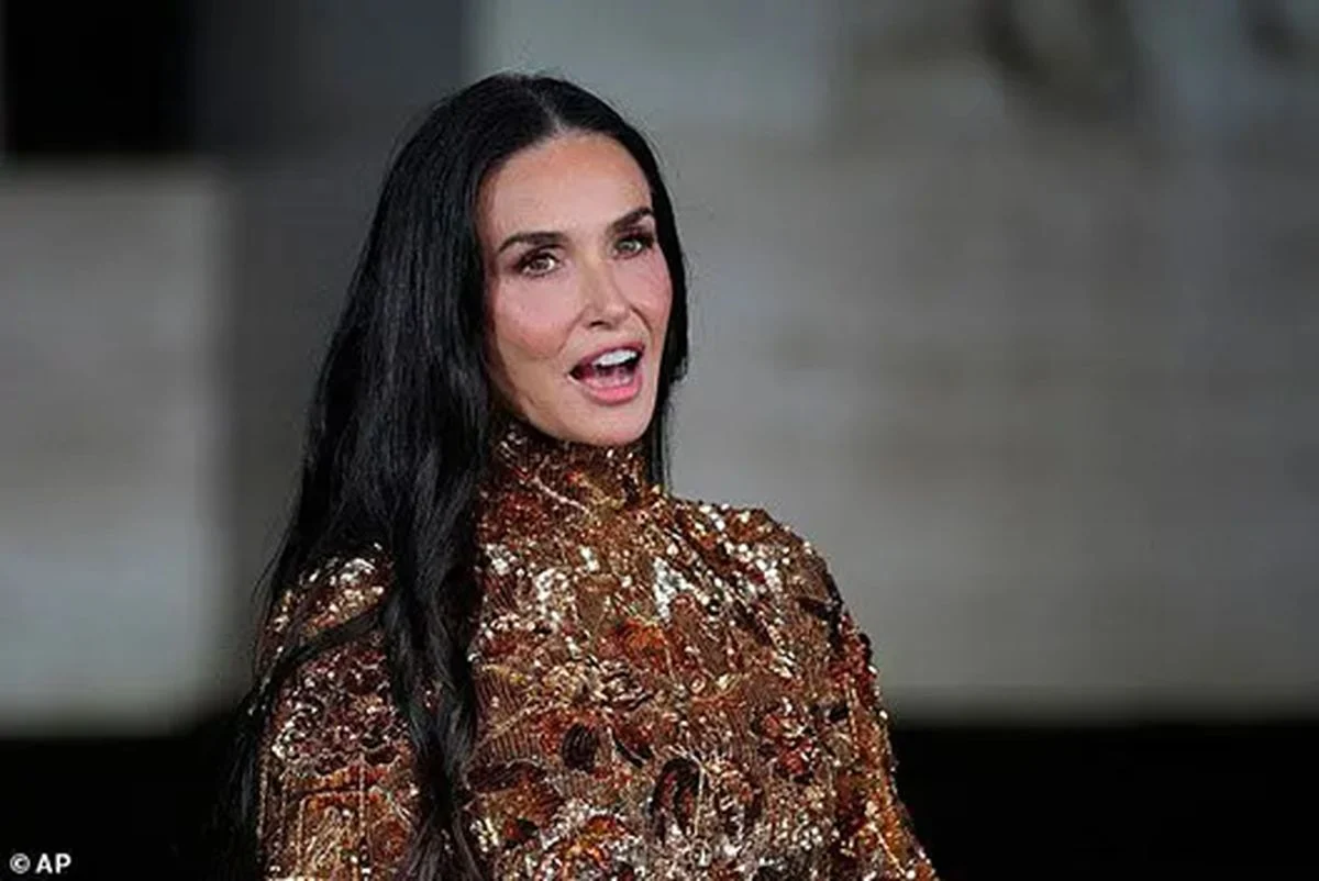 دمی مور با لباسی جنجالی در هفته مد میلان دمی مور با لباسی جنجالی در هفته مد میلان