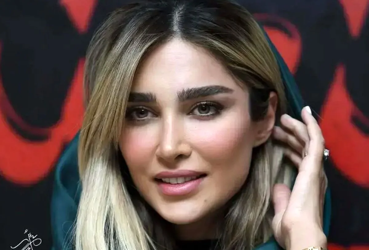 استایل خاص آناشید حسینی در یک مراسم استایل خاص آناشید حسینی در یک مراسم