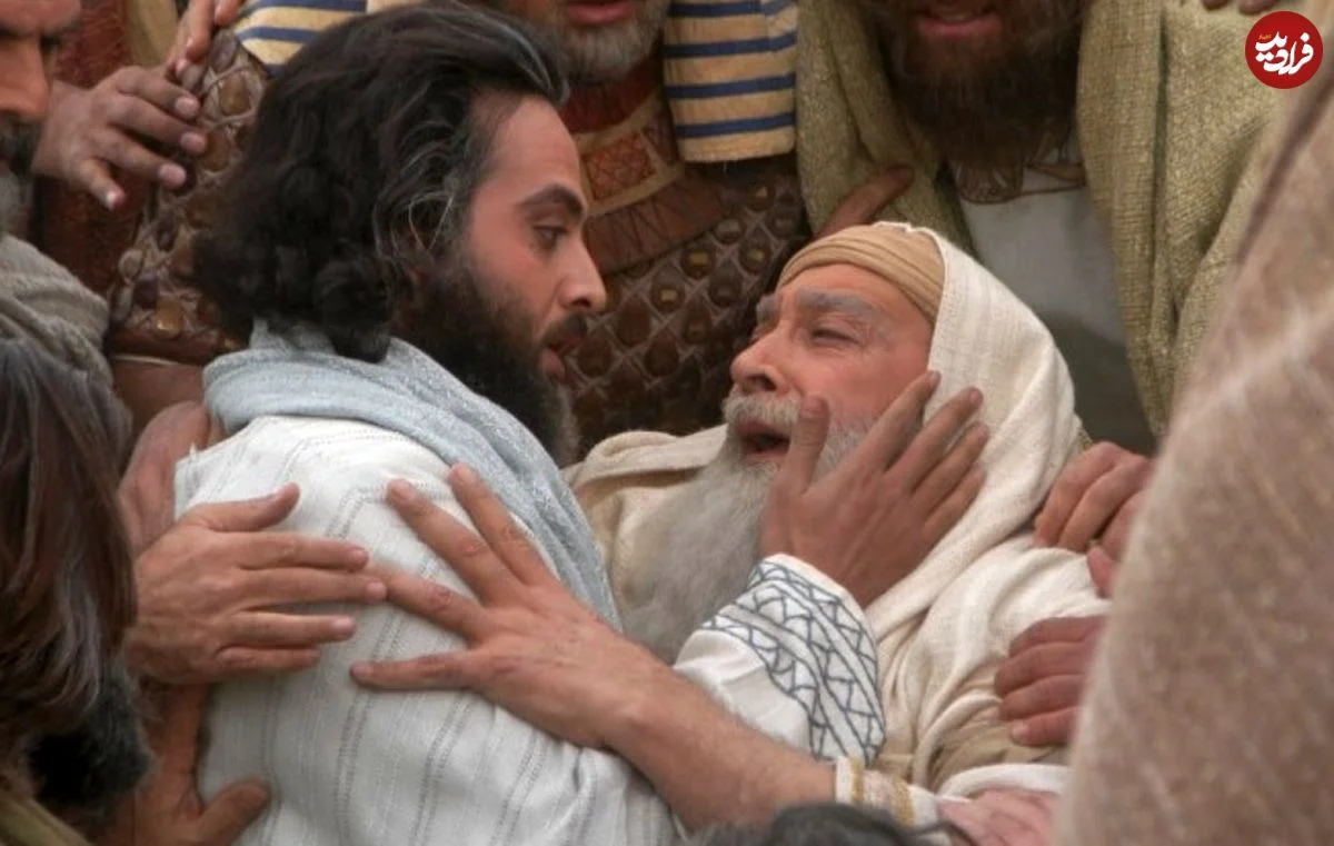 «یوزارسیف و یعقوب» در حال نماز خواندن پشت سر «رهبر انقلاب» در بیت رهبری