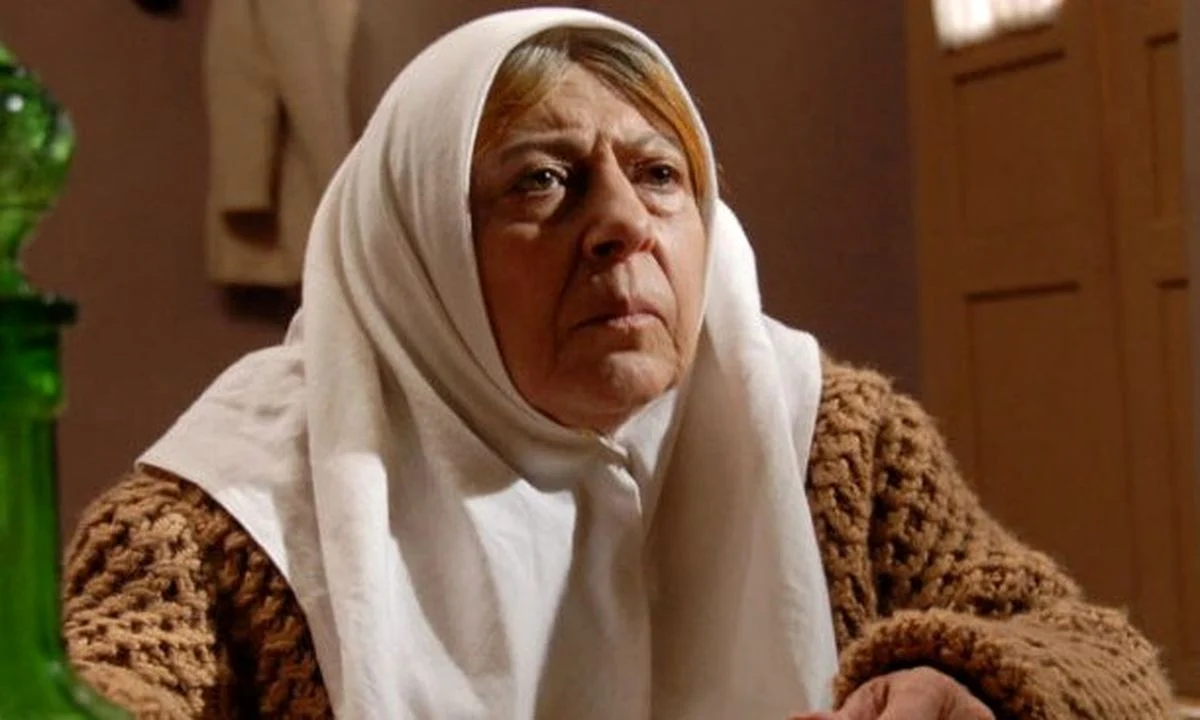 تیپ رنگارنگِ ثریا قاسمی در ۸۲ سالگی در کنار پسرش