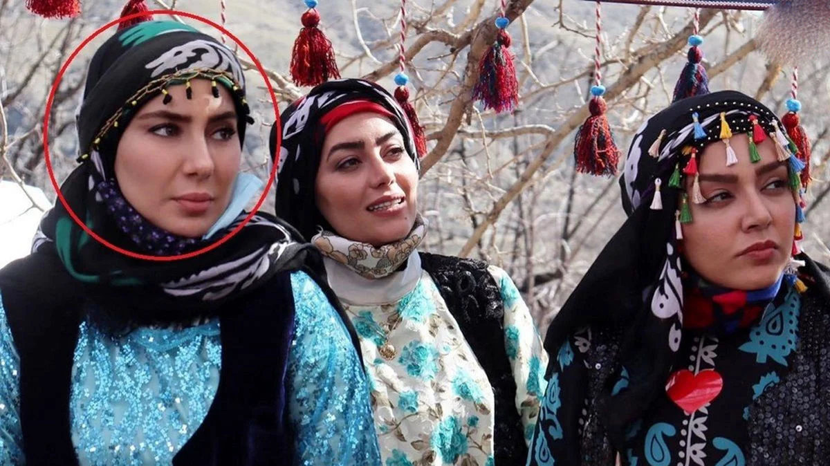 کافه گردی مرجانِ سریال نون‌خ با استایل رنگارنگ و تابستانی