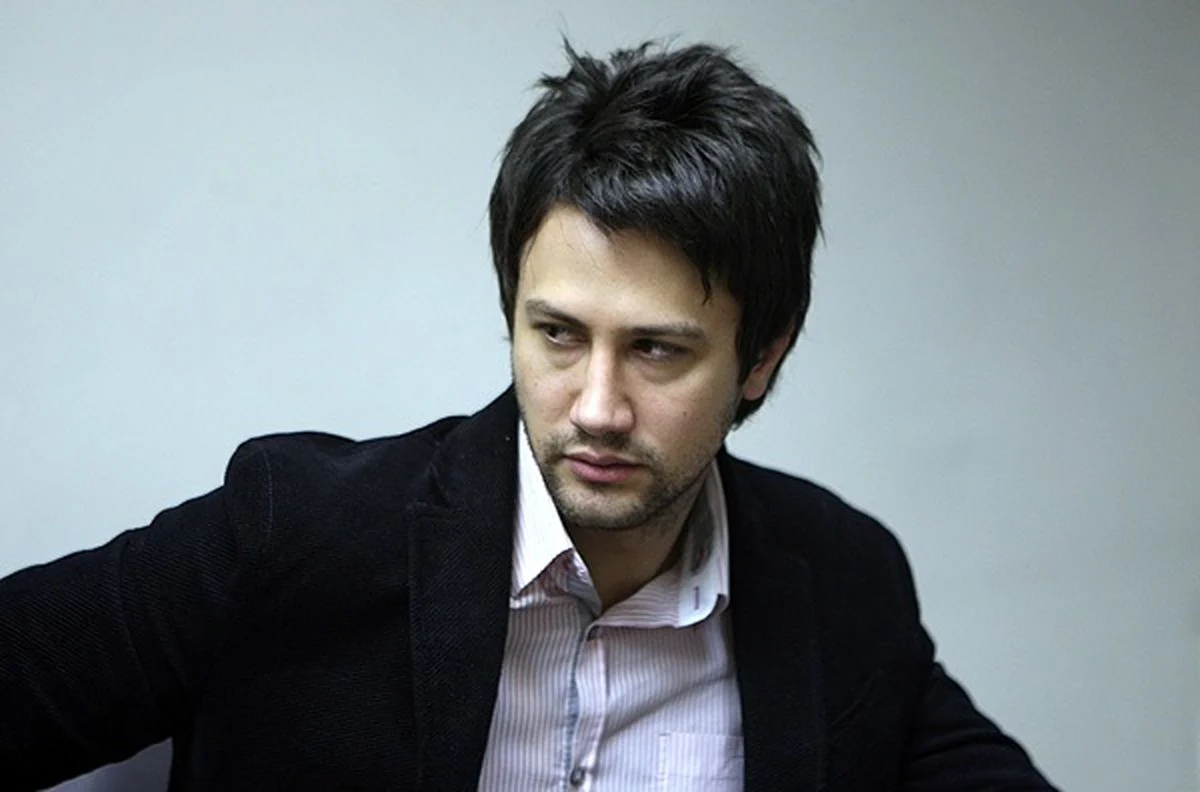 عکس داغ و تازه شاهرخ استخری و خانواده‌اش در یک کافه