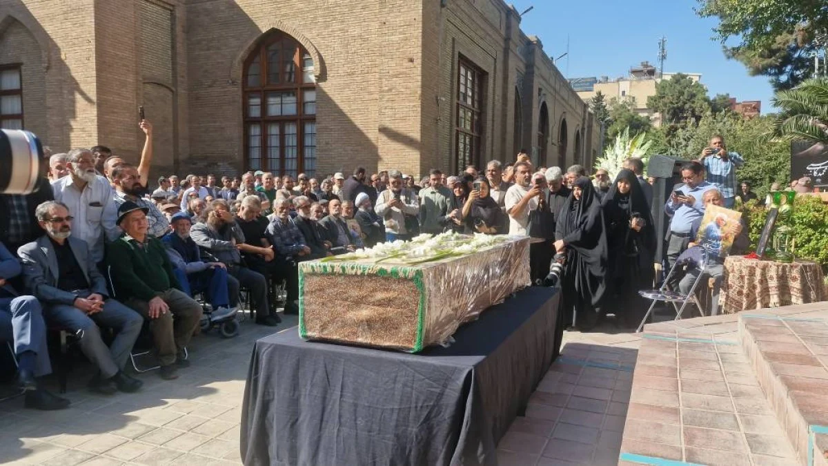 «بدرقه مرد خاطره‌ها؛ پیکر محمد کاسبی در میان اشک و احترام به خانه ابدی رفت»+فیلم